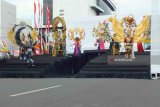 Sejumlah peserta memeragakan busana kreasinya dalam pembukaan Jember Fashion Carnaval (JFC) ke-17 di halaman Kantor Pemkab Jember, Jawa Timur, Selasa (7/8). Sebanyak 10 defile akan ditampilkan dalam rangkaian JFC yang digelar mulai 8-12 Agustus 2018. Antara Jatim/Zumrotun Solichah/mas/18.