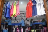 Pekerja menyetrika pakaian di Bogor Laundry, Kota Bogor, Jawa Barat, Senin (20/8). Jasa laundry pakaian yang memanfaatkan energi gas Perusahaan Gas Negara (PGN) tersebut mendapat pesanan untuk kostum timnas negara peserta Asian Games 2018 seperti Indonesia, Bangladesh, China, Taipei, Laos, Qatar, Thailand dan Uzbekistan. ANTARA JABAR/Arif Firmansyah/agr/18