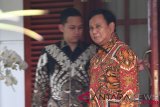 Ketua Umum Partai Gerindra Prabowo Subianto (kanan) bersiap meninggalkan kediamannya jelang pengumuman capres dan cawapres di Jalan Kertanegara, Jakarta Selatan, Kamis (9/8/2018). (ANTARA FOTO/Sigid Kurniawan) 