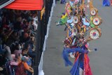 Peserta Jember Fashion Carnaval (JFC) mengikuti acara puncak JFC ke-17 di Jember, Jawa Timur, Minggu (12/8). Karnaval yang mengangkat tema Asia Light tersebut menampilkan sepuluh defile, yaitu Kujang, Star, Thailand, Shogun/Jepang, Bianlian/China, Ottoman/Turki, Babilonia, Silla/Korea, Saudi Arabia, dan India. Antara Jatim/Seno/mas/18. 