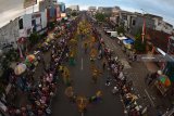 Peserta Jember Fashion Carnaval (JFC) mengikuti acara puncak JFC ke-17 di Jember, Jawa Timur, Minggu (12/8). Karnaval yang mengangkat tema Asia Light tersebut menampilkan sepuluh defile, yaitu Kujang, Star, Thailand, Shogun/Jepang, Bianlian/China, Ottoman/Turki, Babilonia, Silla/Korea, Saudi Arabia, dan India. Antara Jatim/Seno/mas/18. 