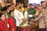 Bakal pasangan calon presiden dan wakil presiden Joko Widodo (keempat kiri) dan Ma'ruf Amin (kelima kiri) menyerahkan syarat pencalonan menjadi presiden dan wakil presiden kepada Ketua KPU Arief Budiman (kanan) di Kantor KPU, Jakarta, Jumat (10/8/2018). Pasangan Joko Widodo-Ma'ruf Amin yang diusung sembilan partai politik secara resmi mendaftar sebagai calon presiden dan wakil presiden tahun 2019-2024. ANTARA FOTO/Akbar Nugroho Gumay