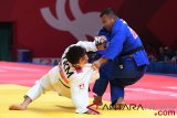 Pejudo putra Indonesia, Horas Manurung (kanan) melawan pejudo Turkmenistan, Tejen Tejenov (kiri) di kelas Putra -90 kilogram babak penyisihan judo Asian Games 2018 di JCC, Plenary Hall, Jakarta, Jumat (31/8/2018). (ANTARA FOTO/INASGOC/Bram Selo Agung)