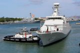 KRI Raden Eddi Martadinata (REM)-331 dibantu kapal pandu saat akan sandar di Pelabuhan Pearl Harbor, Honolulu, Hawaii, Amerika Serikat, Selasa (31/7). Kedua Kapal perang Indonesia KRI Makassar-590 dan KRI REM-331 yang mengikuti kegiatan Sea Phase pada Rim Of The Pacific (RIMPAC) 2018 di Samudera Pacific itu, telah sandar di Pearl Harbor untuk mengikuti penutupan Rimpac serta mempersiapkan logistik sebagai bekal berlayar menuju Jayapura, Indonesia pada tanggal 4 Agustus 2018. Antara Jatim/Budi Candra Setya/18.