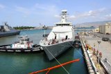 KRI Raden Eddi Martadinata (REM)-331 dibantu kapal pandu saat akan sandar di Pelabuhan Pearl Harbor, Honolulu, Hawaii, Amerika Serikat, Selasa (31/7). Kedua Kapal perang Indonesia KRI Makassar-590 dan KRI REM-331 yang mengikuti kegiatan Sea Phase pada Rim Of The Pacific (RIMPAC) 2018 di Samudera Pacific itu, telah sandar di Pearl Harbor untuk mengikuti penutupan Rimpac serta mempersiapkan logistik sebagai bekal berlayar menuju Jayapura, Indonesia pada tanggal 4 Agustus 2018. Antara Jatim/Budi Candra Setya/18.