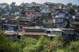 Suasana rumah penduduk yang telah di cat warna warni di Kampung Pelangi 200, Bandung, Jawa Barat, Sabtu (25/8). Pemkot Bandung memperindah kawasan pemukiman padat penduduk Kampung Pelangi 200 menjadi kampung warna warni sebagai kawasan ikonik dan berkontribusi dalam pariwisata di Kota Bandung. ANTARA JABAR/Novrian Arbi/agr/18.