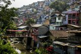 Suasana rumah penduduk yang telah di cat warna warni di Kampung Pelangi 200, Bandung, Jawa Barat, Sabtu (25/8). Pemkot Bandung memperindah kawasan pemukiman padat penduduk Kampung Pelangi 200 menjadi kampung warna warni sebagai kawasan ikonik dan berkontribusi dalam pariwisata di Kota Bandung. ANTARA JABAR/Novrian Arbi/agr/18.