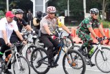 Kapolda Kalbar, Irjen Pol Didi Haryono (dua kanan) bersama sejumlah pejabat daerah bersepeda saat gelar sosialisasi Bike To Work di Jalan Ahmad Yani, Pontianak, Kamis (9/8). Kapolda Kalbar mengajak masyarakat Kalbar menggunakan transportasi sehat dan merakyat yaitu salah satunya dengan bersepeda saat beraktivitas, guna menjaga kesehatan serta untuk mengurangi kemacetan lalu lintas. ANTARA FOTO/Jessica Helena Wuysang/18

