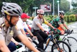 Kapolda Kalbar, Irjen Pol Didi Haryono (dua kanan) bersama sejumlah perwira TNI/Polri bersepeda saat gelar sosialisasi Bike To Work di Jalan Ahmad Yani, Pontianak, Kamis (9/8). Kapolda Kalbar mengajak masyarakat Kalbar menggunakan transportasi sehat dan merakyat yaitu salah satunya dengan bersepeda saat beraktivitas, guna menjaga kesehatan serta untuk mengurangi kemacetan lalu lintas. ANTARA FOTO/Jessica Helena Wuysang/18

