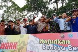 Kapolda Kalbar, Irjen Pol Didi Haryono (empat kanan) bersama sejumlah pejabat daerah menggelar sosialisasi Bike To Work di Bundaran Digulis, Jalan Ahmad Yani, Pontianak, Kamis (9/8). Kapolda Kalbar mengajak masyarakat Kalbar menggunakan transportasi sehat dan merakyat yaitu salah satunya dengan bersepeda saat beraktivitas, guna menjaga kesehatan serta untuk mengurangi kemacetan lalu lintas. ANTARA FOTO/Jessica Helena Wuysang/18

