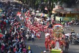 Peserta karnaval melintas di dekat penonton saat mengikuti Karnaval Kemerdekaan di Kota Madiun, Jawa Timur, Rabu (29/8). Karnaval yang diikuti ribuan peserta dari sekolah, instansi pemerintah dan swasta tersebut dalam rangka memeriahkan HUT ke-73 Proklamasi Kemerdekaan RI. Antara Jatim/Siswowidodo/mas/18.