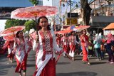 Peserta karnaval melintas di dekat penonton saat mengikuti Karnaval Kemerdekaan di Kota Madiun, Jawa Timur, Rabu (29/8). Karnaval yang diikuti ribuan peserta dari sekolah, instansi pemerintah dan swasta tersebut dalam rangka memeriahkan HUT ke-73 Proklamasi Kemerdekaan RI. Antara Jatim/Siswowidodo/mas/18.