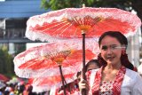 Peserta karnaval melintas di dekat penonton saat mengikuti Karnaval Kemerdekaan di Kota Madiun, Jawa Timur, Rabu (29/8). Karnaval yang diikuti ribuan peserta dari sekolah, instansi pemerintah dan swasta tersebut dalam rangka memeriahkan HUT ke-73 Proklamasi Kemerdekaan RI. Antara Jatim/Siswowidodo/mas/18.