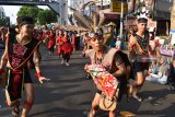 Peserta karnaval melintas di dekat penonton saat mengikuti Karnaval Kemerdekaan di Kota Madiun, Jawa Timur, Rabu (29/8). Karnaval yang diikuti ribuan peserta dari sekolah, instansi pemerintah dan swasta tersebut dalam rangka memeriahkan HUT ke-73 Proklamasi Kemerdekaan RI. Antara Jatim/Siswowidodo/mas/18.