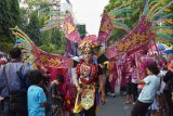 Peserta karnaval melintas di dekat penonton saat mengikuti Karnaval Kemerdekaan di Kota Madiun, Jawa Timur, Rabu (29/8). Karnaval yang diikuti ribuan peserta dari sekolah, instansi pemerintah dan swasta tersebut dalam rangka memeriahkan HUT ke-73 Proklamasi Kemerdekaan RI. Antara Jatim/Siswowidodo/mas/18.