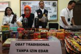 Petugas menata barang bukti produk obat dan kosmetik ilegal di Balai Besar Pengawas Obat dan Makanan (BBPOM) di Surabaya, Jawa Timur, Senin (13/8). Sejak Januari sampai Agustus 2018 BBPOM menyita 161.786 buah produk obat, kosmetik dan pangan ilegal berbagai merk. Antara Jatim/Didik Suhartono/mas/18.