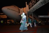 Jamaah haji tiba di tanah air di Bandara Internasional Juanda Surabaya di Sidoarjo, Jawa Timur, Selasa (28/8) dini hari. Sebanyak 445 jamaah haji haji kloter pertama asal Situbondo kembali ke tanah air setelah menunaikan ibadah haji. Antara Jatim/Umarul Faruq/mas/18.