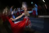 Peserta Kediri Nite Carnival mengenakan kostum unik melewati jalan protokol di Kota Kediri, Jawa Timur, Sabtu (25/8) malam. Karnaval malam hari yang diikuti sedikitnya 150 group tersebut guna memperingati Hut ke-1139 Kota Kediri. Antara Jatim/Prasetia Fauzani/mas/18.