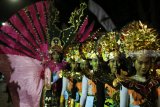 Peserta Kediri Nite Carnival mengenakan kostum unik melewati jalan protokol di Kota Kediri, Jawa Timur, Sabtu (25/8) malam. Karnaval malam hari yang diikuti sedikitnya 150 group tersebut guna memperingati Hut ke-1139 Kota Kediri. Antara Jatim/Prasetia Fauzani/mas/18.