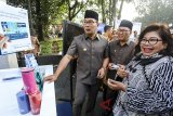 Direktur Operasional Bank Bjb Fermiyanti (kanan) berbincang dengan Walikota Bandung Ridwan Kamil (kiri) dan Wakil Walikota Bandung Oded M Danial (kedua kiri) seusai menandatangani perjanjian kerjasama terkait penerbitan kartu multifungsi Bandung Smart Card (BSC) di Plaza Balaikota, Bandung, Jawa Barat, Senin (13/8). BSC merupakan bentuk komitmen perbankan bersama pemerintah Kota Bandung untuk berpartisipasi aktif dalam melakukan pembangunan dengan memberikan kemudahan bagi masyarakat saat bertransaksi dengan kartu debit. ANTARA JABAR/Heru Salim/agr/18
