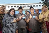 Direktur Operasional Bank Bjb Fermiyanti (kedua kiri) bersama Walikota Bandung Ridwan Kamil (tengah) dan Wakil Walikota Bandung Oded M Danial (kedua kanan) berfoto bersama seusai menandatangani perjanjian kerjasama penerbitan kartu multifungsi Bandung Smart Card (BSC) di Plaza Balaikota, Bandung, Jawa Barat, Senin (13/8). BSC merupakan bentuk komitmen perbankan bersama pemerintah Kota Bandung untuk berpartisipasi aktif dalam melakukan pembangunan dengan memberikan kemudahan bagi masyarakat saat bertransaksi dengan kartu debit. ANTARA JABAR/Heru Salim/agr/18
