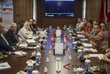 Direktur Utama PT Biofarma M Rahman Roestan (kanan) memberikan pemaparan kepada delegasi dari Maroko dan Tunisia saat melakukan kunjungan di kantor Biofarma, Bandung, Jawa Barat, Selasa (28/8). Kunjungan tersebut merupakan program penguatan kerja sama manajemen dan produksi vaksin antara Indonesia-Maroko-Tunisia Development Cooperation melalui Reverse Linkage (RL) yang dilaksanakan pada 27-30 Agustus 2018 di Jakarta dan Bandung. ANTARA JABAR/Raisan Al Farisi/agr/18.