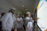 Delegasi dari Maroko dan Tunisia mendapat pengarahan dari petugas sebelum memasuki laboratorium vaksin saat melakukan kunjungan di kantor Biofarma, Bandung, Jawa Barat, Selasa (28/8). Kunjungan tersebut merupakan program penguatan kerja sama manajemen dan produksi vaksin antara Indonesia-Maroko-Tunisia Development Cooperation melalui Reverse Linkage (RL) yang dilaksanakan pada 27-30 Agustus 2018 di Jakarta dan Bandung. ANTARA JABAR/Raisan Al Farisi/agr/18.