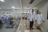 Delegasi dari Maroko dan Tunisia mengunjungi laboratorium pengemasan vaksin di kantor Biofarma, Bandung, Jawa Barat, Selasa (28/8). Kunjungan tersebut merupakan program penguatan kerja sama manajemen dan produksi vaksin antara Indonesia-Maroko-Tunisia Development Cooperation melalui Reverse Linkage (RL) yang dilaksanakan pada 27-30 Agustus 2018 di Jakarta dan Bandung. ANTARA JABAR/Raisan Al Farisi/agr/18.