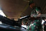 Pangdam V Brawijaya Mayjend TNI Arif Rahman melakukan pengecekan senjata saat meninjau kesiapan satgas pegaman perbatasan di markas Batalyon Infanteri 521 Kediri, Jawa Timur, Rabu (1/8). Sebanyak 450 prajurit akan diberangkatkan ke Merauke Papua selama sembilan bulan guna mengamankan perbatasan Indonesia - Papua Nugini. Antara Jatim/Prasetia Fauzani/18