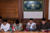 Rais 'Aam PBNU Ma'ruf Amin (kedua kanan) didampingi dengan Ketua Umum PBNU Said Aqil Siroj (kedua kiri), Ketua Umum PKB Muhaimin Iskandar (kiri), dan Sekjen PBNU Helmy Faishal (kanan) memberikan keterangan pers di gedung PBNU, Jakarta, Kamis (9/8/2018). Ma'ruf Amin dipilih sebagai calon wakil presiden pendamping Joko Widodo dalam Pemilihan Presidan dan Wakil Presiden 2019. (ANTARA FOTO/Hafidz Mubarak A)