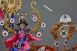 Anak - anak mengikuti Kids Carnival dalam Jember Fashion Carnaval (JFC) ke-17 di Jember, Jawa Timur, Kamis (9/8). Ratusan anak mengikuti Kids Carnival tersebut dengan tema 'Asia Light' atau Cahaya dari Asia dengan menampilkan sepuluh negara dalam balutan kostum. Antara Jatim/Seno/mas/18.