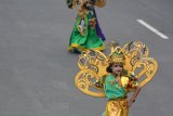 Anak - anak mengikuti Kids Carnival dalam Jember Fashion Carnaval (JFC) ke-17 di Jember, Jawa Timur, Kamis (9/8). Ratusan anak mengikuti Kids Carnival tersebut dengan tema 'Asia Light' atau Cahaya dari Asia dengan menampilkan sepuluh negara dalam balutan kostum. Antara Jatim/Seno/mas/18.