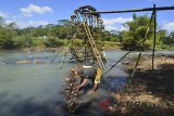 Petani membuat kincir air di Sungai Citanduy, Kampung Sukasirna, Kabupaten Tasikmalaya, Jawa Barat, Senin (6/8). Memasukii musim kemarau sejumlah petani di Desa Manggunsari membuat kincir air secara swadaya untuk memenuhi kebutuhan pengairan lahan pertanian dibandingkan alat pompa air karena biaya yang lebih efisien untuk mengatasi kekeringan. ANTARA JABAR/Adeng Bustomi/agr/18.