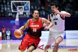 Pebasket Indonesia, Arki Dikania Wisnu (kiri) melakukan Drive melewati pemain Jepang Atsuya Ota dipertandingan Babak Klasifikasi Basket Putra Asian Games ke 18 di Istora Senayan, Jakarta Jumat (31/8/2018). (ANTARA FOTO/INASGOC/Wahyudin)