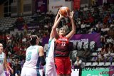 Pemain basket Indonesia, Gabriel Sophia melakukan shoot saat menghadapi tim Kazakhstan dipertandingan Babak Klasifikasi Asian Games ke 18 di Hall Basket Senayan, Jakarta Selasa (28/8/2018). (ANTARA FOTO/INASGOC/Rocky Padila)