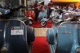 Juri memberikan penilaian terhadap motor Vespa milik peserta kontes di Gor Jayabaya Kota Kediri, Jawa Timur, Minggu (5/8). Kontes motor Vespa yang terbagi dalam 12 kategori tersebut diikuti sejumlah perwakilan klub vespa se-Indonesia. Antara jatim/Prasetia Fauzani/18