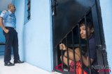 Sejumlah warga negara Bangladesh berada di dalam Rumah Detensi Imigrasi (Rudenim) Pekanbaru, Riau, Rabu (8/8/2018). Sebanyak 31 warga negara Bangladesh terancam dideportasi dari Indonesia setelah mereka ditangkap oleh personil Pangkalan TNI AL Dumai ketika akan diselundupkan oleh sindikat perdagangan manusia lewat perairan Riau ke Malaysia, untuk bekerja secara ilegal di negeri jiran. (ANTARA /FB Anggoro)