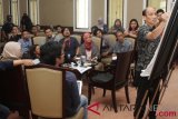 Wamen ESDM Arcandra Tahar (kanan) memberikan kuliah singkat mengenai Kebijakan Pengelolaan Migas di Indonesia kepada wartawan di Kementerian ESDM, Jakarta, Jumat (10/8/2018). Pada tahun 2018 pemerintah memperoleh dana sekitar Rp 35 triliun dari signature bonus dan komitmen kerja pasti dari blok-blok migas terminasi. (ANTARA FOTO/ADV) 