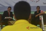 Menteri Kelautan dan Perikanan Susi Pudjiastuti (kanan) didampingi PLH Rektor Universitas Siliwangi (Unsil) Is Marwan (kiri) mendengarkan pertanyaan mahasiswa saat kuliah umum di Gedung Mandala, Kampus Unsil, Kota Tasikmalaya, Jawa Barat, Kamis (23/8). Dalam Kuliah umum tersebut Susi Pudjiastuti membahas kedaulatan perairan Indonesia untuk mewujudkan visi menjadi poros Kemaritiman dunia dan upaya penenggalaman sebanyak 448 kapal asing yang mencuri ikan di perairan Indonesia. ANTARA JABAR/Adeng Bustomi/agr/18