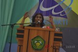 Menteri Kelautan dan Perikanan Susi Pudjiastuti menyampaikan kuliah umum di Gedung Mandala, Kampus Unsil, Kota Tasikmalaya, Jawa Barat, Kamis (23/8). Dalam Kuliah umum tersebut Susi Pudjiastuti membahas kedaulatan perairan Indonesia untuk mewujudkan visi menjadi poros Kemaritiman dunia dan upaya penenggalaman sebanyak 448 kapal asing yang mencuri ikan di perairan Indonesia. ANTARA JABAR/Adeng Bustomi/agr/18