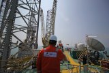 Pekerja beraktivitas di sumur eksplorasi minyak bumi PT Saka Energi Indonesia di Blok Pangkah, Gresik, Jawa Timur, Jumat (31/8). PT Saka Energi Indonesia, anak usaha PT Perusahaan Gas Negara Tbk (PGN) di sektor hulu minyak dan gas bumi (migas), menemukan cadangan minyak bumi di sumur eksplorasi TKBY-2 wilayah kerja Pangkah, setelah melakukan pengeboran hingga kedalaman 9.500 kaki di lepas pantai utara Gresik, Jawa Timur. Antara Jatim/Moch Asim/18.