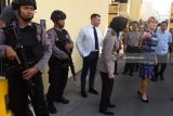 Menteri Luar Negeri Australia Julie Bishop (kanan) berbincang dengan petugas ketika berkunjung di Polrestabes Surabaya, Jawa Timur, Minggu (5/8). Kunjungan tersebut dalam rangka mengamati lokasi teror bom yang terjadi pada 14 Mei lalu di Polrestabes Surabaya. Antara Jatim/Zabur Karuru/18