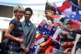 Menteri Luar Negeri Australia Julie Bishop (kiri) berbincang dengan siswa ketika disambut di SMA Muhammadiyah 2 Surabaya, Jawa Timur, Minggu (5/8). Kunjungan tersebut dalam rangka program kemitraan sekolah Bridge Australia-Indonesia. Antara Jatim/Zabur Karuru/18