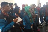 Sejumlah peserta Siswa Mengenal Nusantara (SMN) 2018 berkunjung ke Gereja Kristen Kalimantan Barat (GKKB) di Pontianak, Sabtu (18/8). Sebanyak 38 Siswa Mengenal Nusantara (SMN) asal Jawa Tengah dalam rangkaian agenda BUMN hadir untuk negeri menyambangi sedikitnya 7 tempat ibadah dari berbagai agama di Kota Pontianak. Kegiatan tersebut bertujuan untuk belajar tentang keberagaman dan toleransi antar umat beragama.ANTARA FOTO/Jessica Helena Wuysang/18