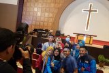 Sejumlah peserta Siswa Mengenal Nusantara (SMN) 2018 berkunjung ke Gereja Kristen Kalimantan Barat (GKKB) di Pontianak, Sabtu (18/8). Sebanyak 38 Siswa Mengenal Nusantara (SMN) asal Jawa Tengah dalam rangkaian agenda BUMN hadir untuk negeri menyambangi sedikitnya 7 tempat ibadah dari berbagai agama di Kota Pontianak. Kegiatan tersebut bertujuan untuk belajar tentang keberagaman dan toleransi antar umat beragama.ANTARA FOTO/Jessica Helena Wuysang/18