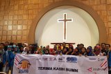 Sejumlah peserta Siswa Mengenal Nusantara (SMN) 2018 berkunjung ke Gereja Kristen Kalimantan Barat (GKKB) di Pontianak, Sabtu (18/8). Sebanyak 38 Siswa Mengenal Nusantara (SMN) asal Jawa Tengah dalam rangkaian agenda BUMN hadir untuk negeri menyambangi sedikitnya 7 tempat ibadah dari berbagai agama di Kota Pontianak. Kegiatan tersebut bertujuan untuk belajar tentang keberagaman dan toleransi antar umat beragama.ANTARA FOTO/Jessica Helena Wuysang/18