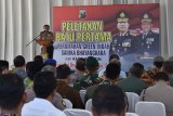 Kapolda Jawa Timur, Irjen Pol Machfud Arifin memberikan pengarahan sesaat sebelum meletakkan batu pertama pembangunan Perumahan Green Indah Sanika Bhayangkara di Desa Sidomulyo, Sawahan, Kabupaten Madiun, Jawa Timur, Jumat (10/8). Kapolda Machfud Arfin melakukan kunjungan kerja di Madiun, antara lain meletakkan batu pertama dan meresmikan perumahan untuk anggota Polri. Antara Jatim/Siswowidodo/mas/18. 