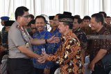 Kapolda Jawa Timur, Irjen Pol Machfud Arifin (kiri) berjabat tangan dan berbincang dengan Ketua Umum Pusat perguruan silat Persaudaraan Setia Hati Terate, R Moerdjoko sesaat setelah peletakan batu pertama Perumahan Green Indah Sanika Bhayangkara di Desa Sidomulyo, Sawahan, Kabupaten Madiun, Jawa Timur, Jumat (10/8). Kapolda Machfud Arfin melakukan kunjungan kerja di Madiun, antara lain meletakkan batu pertama dan meresmikan perumahan untuk anggota Polri. Antara Jatim/Siswowidodo/mas/18.