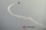 Akrobatik udara sambut kirab obor di Palembang
