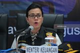 Menteri Keuangan Sri Mulyani Indrawati saat ungkap penggagalan penyelundupan minuman keras dan pemusnahan rokok ilegal di PT Terminal Petikemas Surabaya (TPS), Surabaya, Jawa Timur, Kamis (2/8). Kantor Wilayah Direktorat Jenderal Bea dan Cukai Jawa Timur I menggagalkan penyelundupan tiga kontainer total berisi 50.664 botol minuman keras ilegal berbagai jenis dan merk asal Singapura serta melakukan pemusnahan rokok ilegal secara simbolis sebanyak 16.800.000 batang berbagai merk. Antara Jatim/Didik Suhartono/18